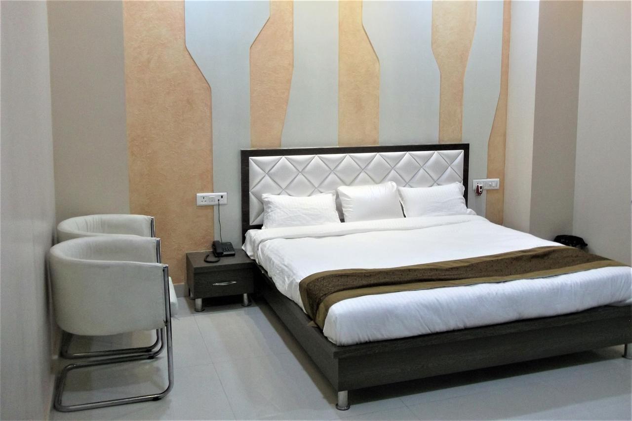 Oyo 10360 Hotel Grand Manoranjan Gorakhpur Kültér fotó