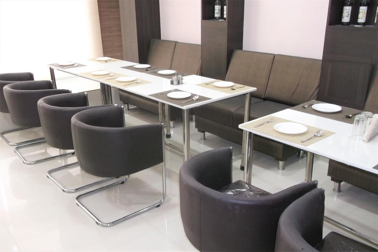 Oyo 10360 Hotel Grand Manoranjan Gorakhpur Kültér fotó
