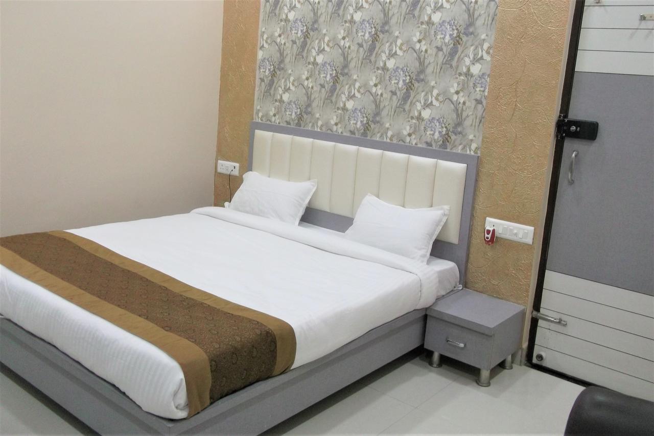 Oyo 10360 Hotel Grand Manoranjan Gorakhpur Kültér fotó