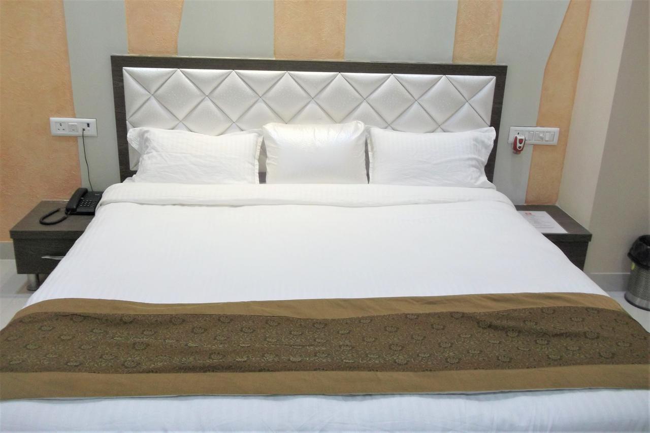 Oyo 10360 Hotel Grand Manoranjan Gorakhpur Kültér fotó