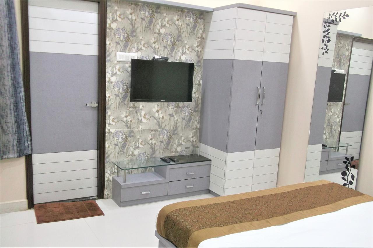 Oyo 10360 Hotel Grand Manoranjan Gorakhpur Kültér fotó