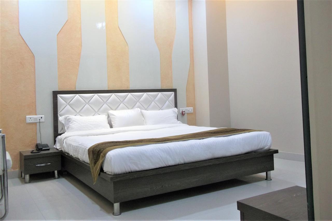 Oyo 10360 Hotel Grand Manoranjan Gorakhpur Kültér fotó