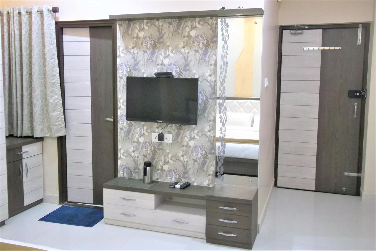 Oyo 10360 Hotel Grand Manoranjan Gorakhpur Kültér fotó
