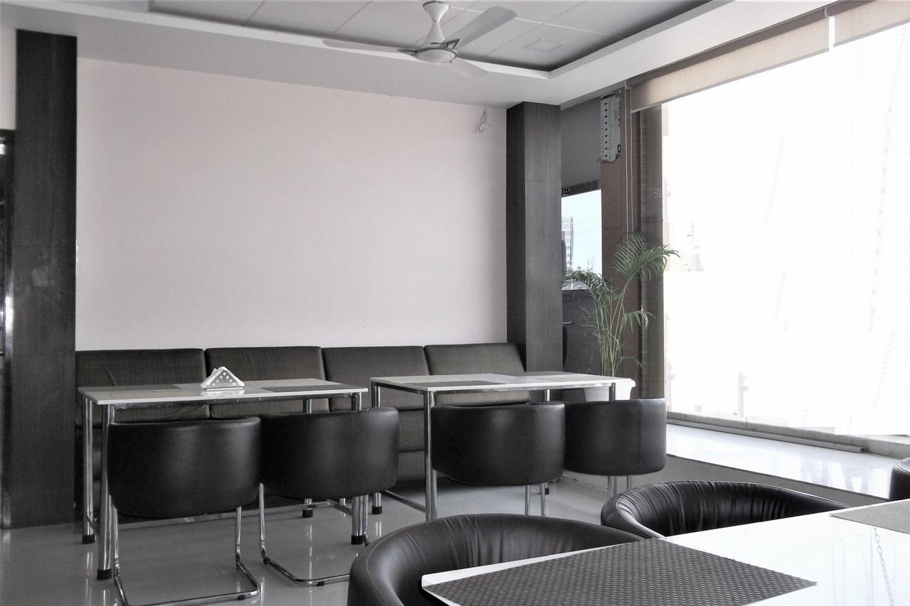 Oyo 10360 Hotel Grand Manoranjan Gorakhpur Kültér fotó