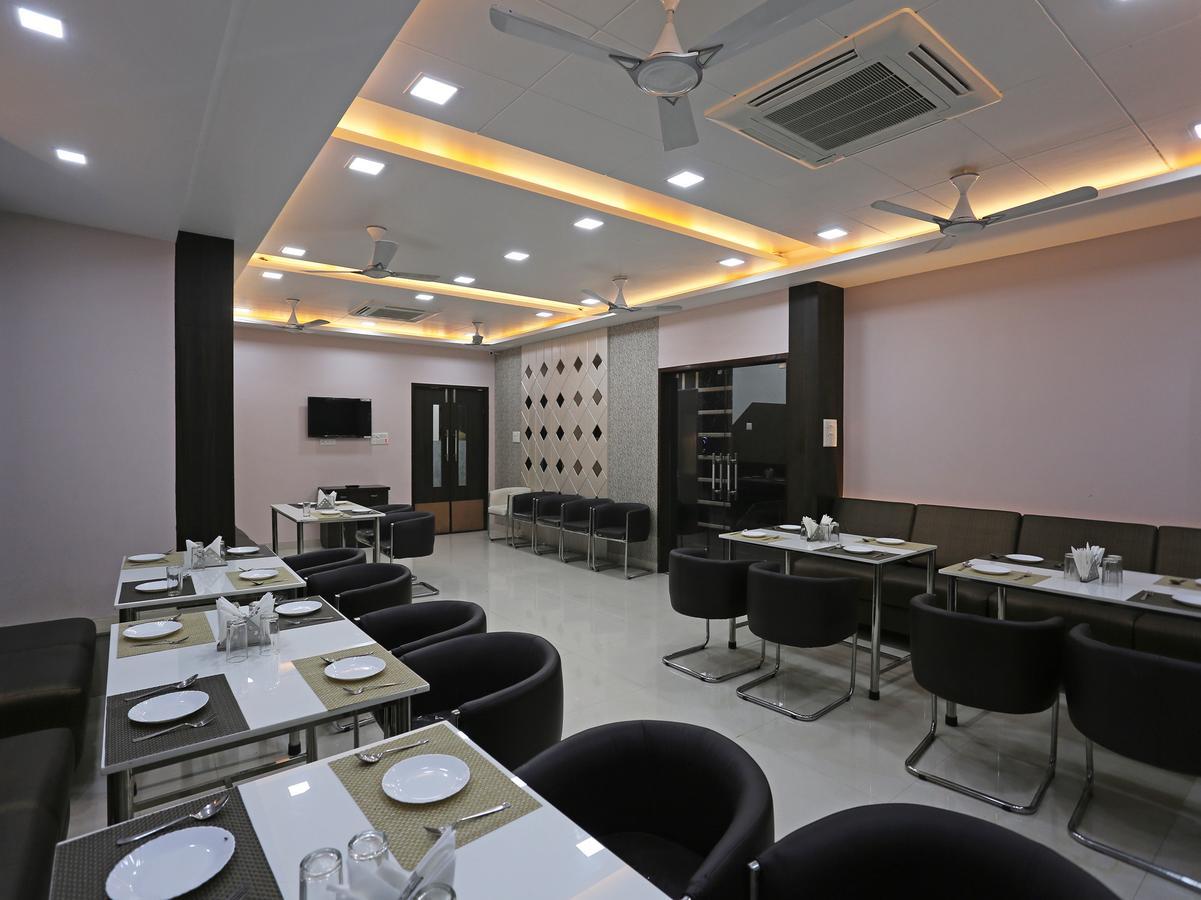 Oyo 10360 Hotel Grand Manoranjan Gorakhpur Kültér fotó